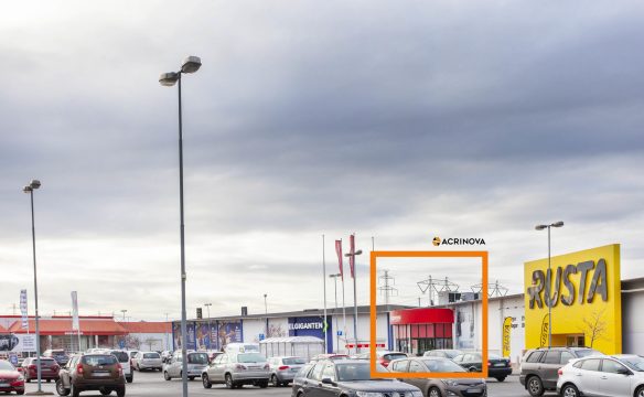 Bild på parkering med butiker i förgrunden. En orange fyrkant markerar den lediga lokalen.